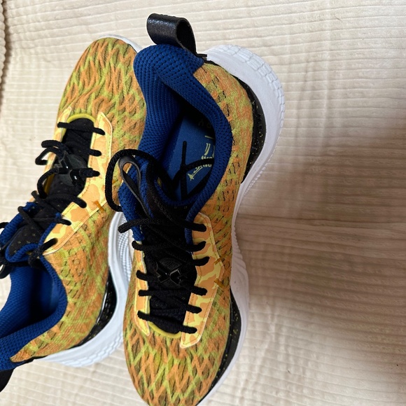 UNDER ARMOUR CURRY - Picture 4 of 5